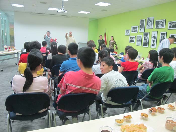 学员参与慈善拍卖会照片