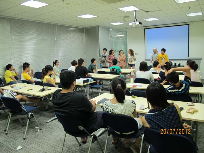 学员一起表演