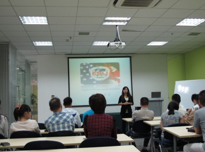 Amanda老师给学生介绍课程改革