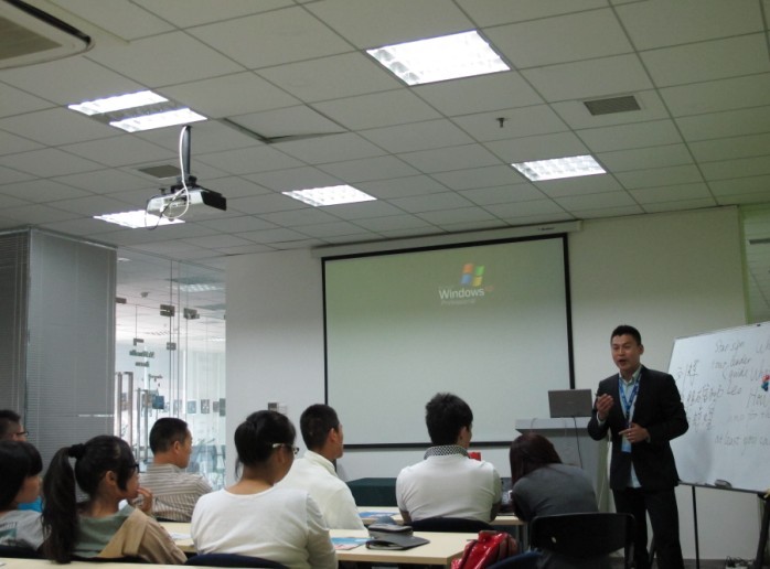 Leo向学生介绍如何学英语