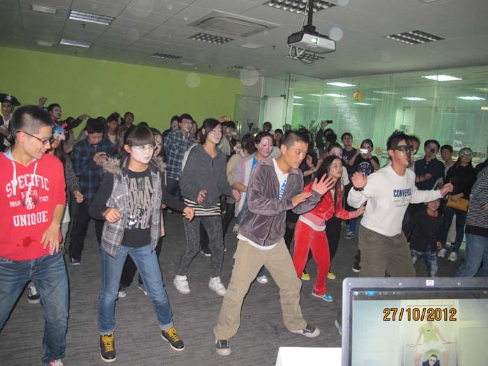 学生跟着老师一起跳江南style