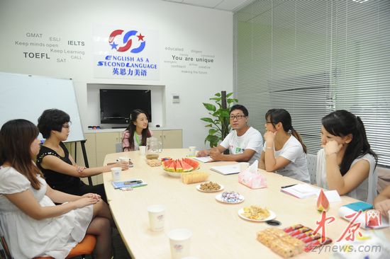 几位老师与“英思力美语”培训老师分享交流教学经验