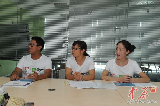 老师们在认真练习英语发音