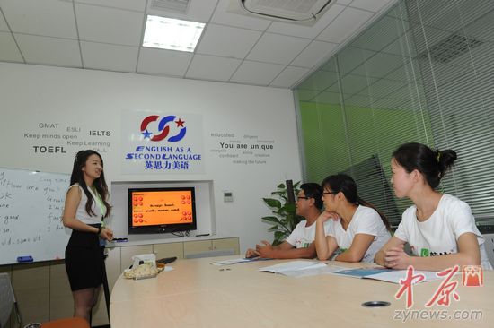 在培训教室里，他们更像是求知若渴的学生，时而埋头记笔记，时而向培训老师开口提问，生怕有一点疏漏