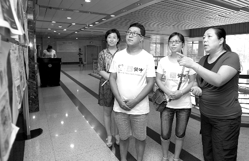 大河报总编辑杨青(右一)引导最美乡村教师参观阅报栏